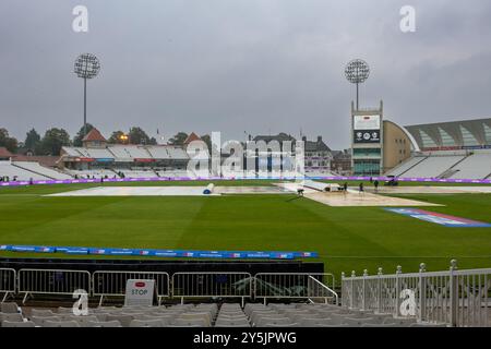 Eine allgemeine Ansicht des Bodens mit den Deckeln, die aufgenommen wurden, als das Spiel während des Metro Bank One Day Cup-Spiels zwischen Somerset und Glamorgan County Cricket Club in Trent Bridge, Nottingham am Sonntag, den 22. September 2024, ohne Spiel abgebrochen wurde. (Foto: Stuart Leggett | MI News) Credit: MI News & Sport /Alamy Live News Stockfoto