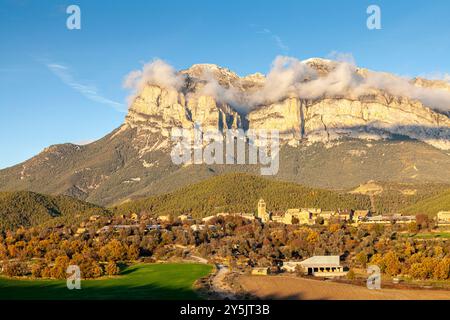 El Pueyo de Araguás Dorf und Peña Montañesa Peak, Huesca, Spanien Stockfoto