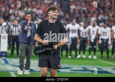 Gelsenkirchen, Deutschland. September 2024. American Football: Profiliga elf, Wien Vikings - Rhein Fire, Play-off-Runde, Finale, Veltins Arena, Saxophonist Andre Schnura ist auf dem Spielfeld. Quelle: Tim Rehbein/dpa/Alamy Live News Stockfoto