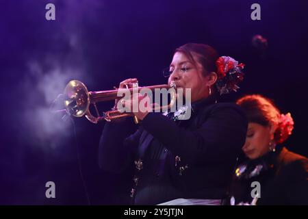 21. September 2024, Mexiko-Stadt, Ciudad de Mexico, Mexiko: Ein Mitglied von Mariachi Mexicana Hermosa tritt während des Maraton de Mariachis de la Ciudad de Mexico auf dem Hauptplatz von Zocalo auf, dessen Ziel die Förderung und Verbreitung dieser regionalen Musik ist, die von der Organisation der Vereinten Nationen für Bildung, Wissenschaft und Kultur (UNESCO) 2011 als immaterielles Erbe der Menschheit anerkannt wurde. (Kreditbild: © Carlos Santiago/eyepix via ZUMA Press Wire) NUR REDAKTIONELLE VERWENDUNG! Nicht für kommerzielle ZWECKE! Stockfoto