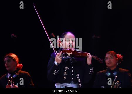 21. September 2024, Mexiko-Stadt, Ciudad de Mexico, Mexiko: Ein Mitglied von Mariachi Mexicana Hermosa tritt während des Maraton de Mariachis de la Ciudad de Mexico auf dem Hauptplatz von Zocalo auf, dessen Ziel die Förderung und Verbreitung dieser regionalen Musik ist, die von der Organisation der Vereinten Nationen für Bildung, Wissenschaft und Kultur (UNESCO) 2011 als immaterielles Erbe der Menschheit anerkannt wurde. (Kreditbild: © Carlos Santiago/eyepix via ZUMA Press Wire) NUR REDAKTIONELLE VERWENDUNG! Nicht für kommerzielle ZWECKE! Stockfoto