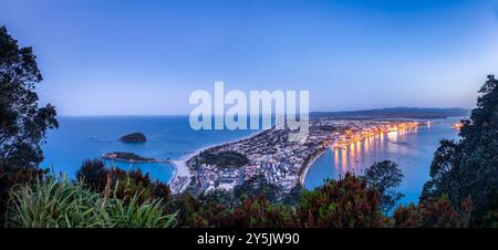 Panorama Blick auf Mount Maunganui und der Hafen von Tauranga bei Einbruch der Dunkelheit, vom Gipfel des Berges. Stockfoto