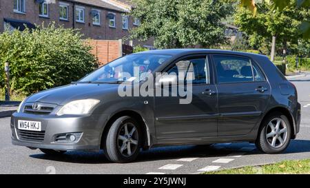 Milton Keynes, Großbritannien - 16. September 2024: TOYOTA COROLLA 2004 grau Stockfoto