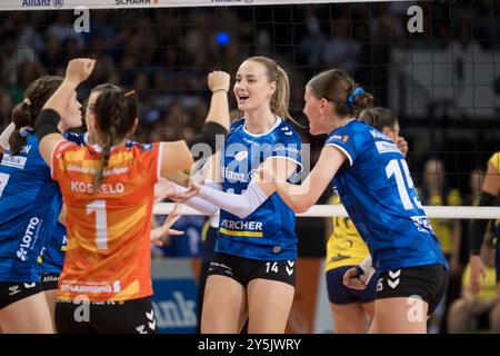 Kelsey Veltmann (Allianz MTV Stuttgart, #14) - Jubel, Freude mit Team / GER, Allianz MTV Stuttgart vs. SSC Palmberg Schwerin, Sparda-Bank Supercup 2024, VBL, Spielzeit 2024/2025, 22.09.2024 Foto: Eibner/Sandy Dinkelacker Stockfoto