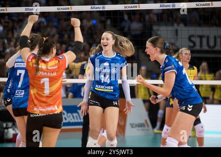 Kelsey Veltmann (Allianz MTV Stuttgart, #14) - Jubel, Freude mit Team / GER, Allianz MTV Stuttgart vs. SSC Palmberg Schwerin, Sparda-Bank Supercup 2024, VBL, Spielzeit 2024/2025, 22.09.2024 Foto: Eibner/Sandy Dinkelacker Stockfoto