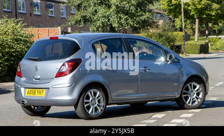 Milton Keynes, Großbritannien - 16. September 2024:2008 SILBERNER VAUXHALL CORSA CAR Stockfoto