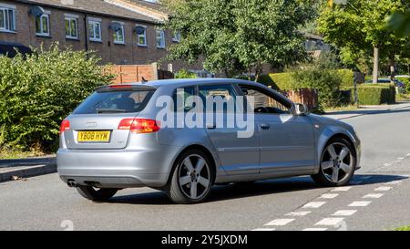 Milton Keynes, Großbritannien - 16. September 2024: 2008 silberner Audi A3, rechts abbiegen Stockfoto