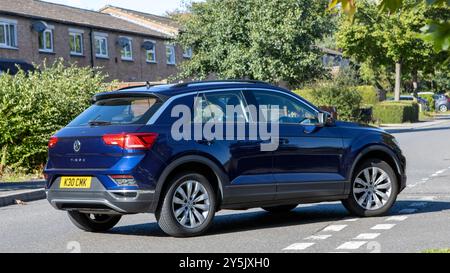 Milton Keynes, Großbritannien - 16. September 2024: 2018 blaue Volkswagen T-Roc, rechts abbiegen Stockfoto