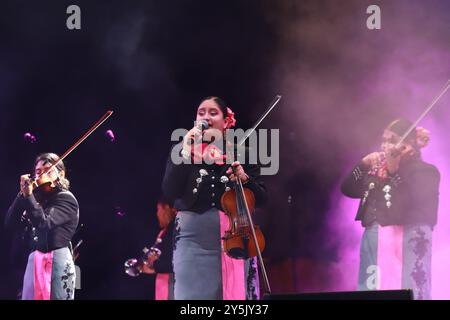 21. September 2024, Mexiko-Stadt, Ciudad de Mexico, Mexiko: Ein Mitglied von Mariachi Femenil Amazonas tritt während des Maraton de Mariachis de la Ciudad de Mexico auf dem Hauptplatz von Zocalo auf, dessen Ziel die Förderung und Verbreitung dieser regionalen Musik ist, die von der Organisation der Vereinten Nationen für Bildung, Wissenschaft und Kultur (UNESCO) 2011 als immaterielles Erbe der Menschheit anerkannt wurde. (Kreditbild: © Carlos Santiago/eyepix via ZUMA Press Wire) NUR REDAKTIONELLE VERWENDUNG! Nicht für kommerzielle ZWECKE! Stockfoto