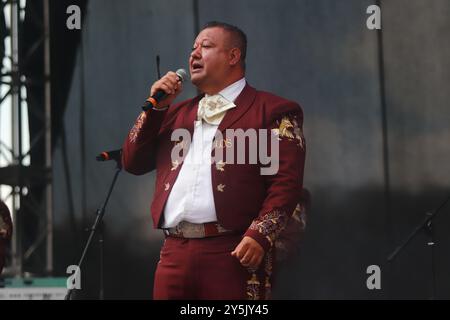 Mexiko-Stadt, Mexiko. September 2024. Ein Mitglied der Mariachi Los Gallos de México tritt während des Maraton de Mariachis de la Ciudad de Mexico auf dem Hauptplatz von Zocalo auf, dessen Ziel die Förderung und Verbreitung dieser regionalen Musik ist, die 2011 von der Organisation der Vereinten Nationen für Bildung, Wissenschaft und Kultur (UNESCO) als immaterielles Erbe der Menschheit anerkannt wurde. Am 21. September 2024 in Mexiko-Stadt. (Foto: Carlos Santiago/ Credit: Eyepix Group/Alamy Live News Stockfoto