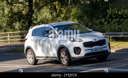 Milton Keynes, Großbritannien - 16. September 2024: 2017 WEISSER KIA SPORTAGE CAR Stockfoto