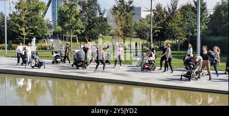 Junge Mütter in Mailand Stockfoto