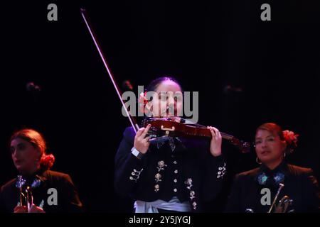 Mexiko-Stadt, Mexiko. September 2024. Ein Mitglied von Mariachi Mexicana Hermosa tritt während des Maraton de Mariachis de la Ciudad de Mexico auf dem Hauptplatz von Zocalo auf, dessen Ziel die Förderung und Verbreitung dieser regionalen Musik ist, die 2011 von der Organisation der Vereinten Nationen für Bildung, Wissenschaft und Kultur (UNESCO) als immaterielles Erbe der Menschheit anerkannt wurde. Am 21. September 2024 in Mexiko-Stadt. (Foto: Carlos Santiago/ Credit: Eyepix Group/Alamy Live News Stockfoto