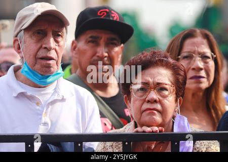 Mexiko-Stadt, Mexiko. September 2024. Personen werden während des Maraton de Mariachis de la Ciudad de Mexico auf dem Hauptplatz von Zocalo gesehen, dessen Ziel die Förderung und Verbreitung dieser regionalen Musik ist, die 2011 von der Organisation der Vereinten Nationen für Bildung, Wissenschaft und Kultur (UNESCO) als immaterielles Erbe der Menschheit anerkannt wurde. Am 21. September 2024 in Mexiko-Stadt. (Foto: Carlos Santiago/ Credit: Eyepix Group/Alamy Live News Stockfoto