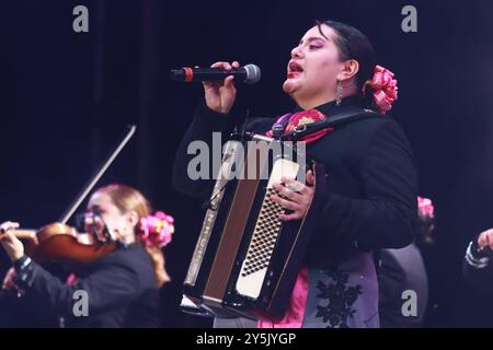 Mexiko-Stadt, Mexiko. September 2024. Ein Mitglied von Mariachi Femenil Amazonas tritt während des Maraton de Mariachis de la Ciudad de Mexico auf dem Hauptplatz von Zocalo auf, dessen Ziel die Förderung und Verbreitung dieser regionalen Musik ist, die 2011 von der Organisation der Vereinten Nationen für Bildung, Wissenschaft und Kultur (UNESCO) als immaterielles Erbe der Menschheit anerkannt wurde. Am 21. September 2024 in Mexiko-Stadt. (Foto: Carlos Santiago/ Credit: Eyepix Group/Alamy Live News Stockfoto