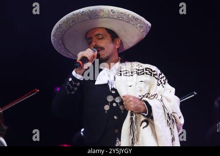 Mexiko-Stadt, Mexiko. September 2024. Rafael Jorge Negrete tritt während des Maraton de Mariachis de la Ciudad de Mexico auf dem Hauptplatz von Zocalo auf, dessen Ziel die Förderung und Verbreitung dieser regionalen Musik ist, die 2011 von der Organisation der Vereinten Nationen für Bildung, Wissenschaft und Kultur (UNESCO) als immaterielles Erbe der Menschheit anerkannt wurde. Am 21. September 2024 in Mexiko-Stadt. (Foto: Carlos Santiago/ Credit: Eyepix Group/Alamy Live News Stockfoto