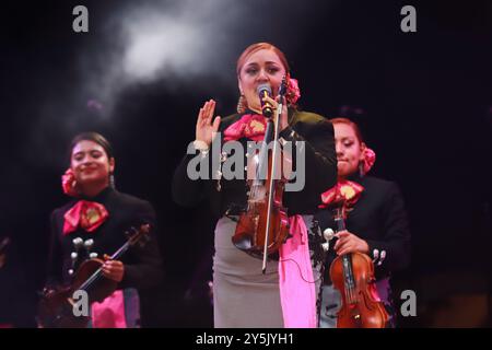 Mexiko-Stadt, Mexiko. September 2024. Ein Mitglied von Mariachi Femenil Amazonas tritt während des Maraton de Mariachis de la Ciudad de Mexico auf dem Hauptplatz von Zocalo auf, dessen Ziel die Förderung und Verbreitung dieser regionalen Musik ist, die 2011 von der Organisation der Vereinten Nationen für Bildung, Wissenschaft und Kultur (UNESCO) als immaterielles Erbe der Menschheit anerkannt wurde. Am 21. September 2024 in Mexiko-Stadt. (Foto: Carlos Santiago/ Credit: Eyepix Group/Alamy Live News Stockfoto