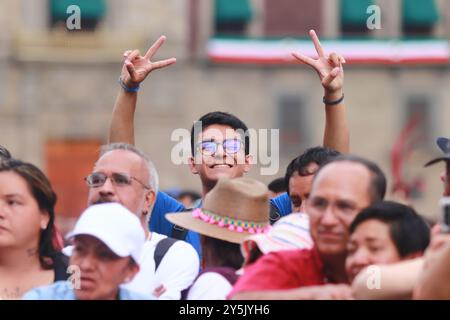 Mexiko-Stadt, Mexiko. September 2024. Während des Maraton de Mariachis de la Ciudad de Mexico auf dem Hauptplatz von Zocalo ist eine Person zu sehen, deren Ziel die Förderung und Verbreitung dieser regionalen Musik ist, die 2011 von der Organisation der Vereinten Nationen für Bildung, Wissenschaft und Kultur (UNESCO) als immaterielles Erbe der Menschheit anerkannt wurde. Am 21. September 2024 in Mexiko-Stadt. (Foto: Carlos Santiago/ Credit: Eyepix Group/Alamy Live News Stockfoto