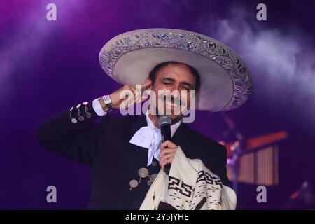 Mexiko-Stadt, Mexiko. September 2024. Rafael Jorge Negrete tritt während des Maraton de Mariachis de la Ciudad de Mexico auf dem Hauptplatz von Zocalo auf, dessen Ziel die Förderung und Verbreitung dieser regionalen Musik ist, die 2011 von der Organisation der Vereinten Nationen für Bildung, Wissenschaft und Kultur (UNESCO) als immaterielles Erbe der Menschheit anerkannt wurde. Am 21. September 2024 in Mexiko-Stadt. (Foto: Carlos Santiago/ Credit: Eyepix Group/Alamy Live News Stockfoto