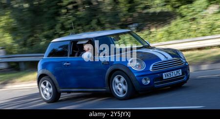 Milton Keynes, Großbritannien - 16. September 2024: 2007 Dieselmotor blau Mini Cooper fährt auf einer britischen Straße Stockfoto