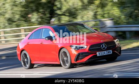 Milton Keynes, Großbritannien - 16. September 2024: 2024 roter Dieselmotor MERCEDES-BENZ CLA 220 AMG LINIE PREMIUM + D A Auto Stockfoto