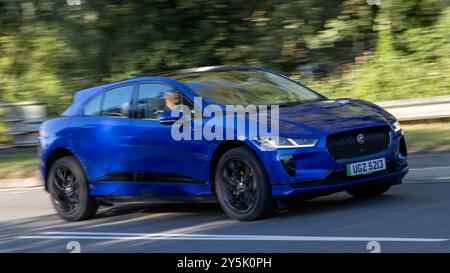 Milton Keynes, Großbritannien - 16. September 2024: 2021 BLAUER ELEKTRISCHER JAGUAR I-PACE Stockfoto