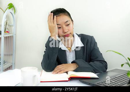 Attraktive asiatisch-chinesische weibliche junge Managerin in formeller Kleidung im Büro gibt Gesten Wow Happy with Calendar Mockup Stockfoto