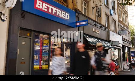 Das Betfred-Bücherbüro an der Tottenhamd Court Road, London Stockfoto