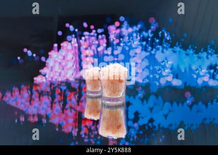 Digitaler Werbeflyer für Himalaya Pink Rock Salzkristall mit Reflexion auf Spiegel Stockfoto