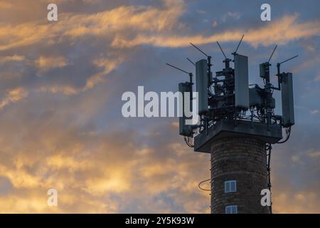 Sendeantennen auf einem alten Schornstein Stockfoto