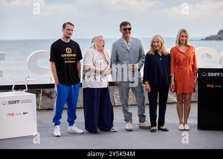 Donostia-San Sebastian, Baskenland, Spanien. September 2024. Filmfestival. SSIFF 72. Pierre Lottin (Schauspieler), Josiane Balasko (Schauspielerin), Francois Ozon (Regisseur), Helene Vincent (Schauspielerin) und Pierre Lottin (Schauspieler) auf der Terrasse des Kursaals beim Fotoaufruf für den französischen Film Quand vient l´automne/When Herbst is Coming´, Teil der offiziellen Auswahl der 72. Ausgabe des San Sebastián Internationalen Filmfestivals Zinemaldia, am 22. September 2024 in Donostia-San Sebastian. Quelle : Iñigo Alzugaray/Cordon Press Credit: CORDON PRESS/Alamy Live News Stockfoto