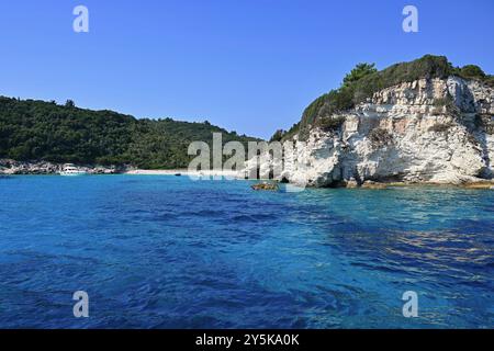 Schöner Strand mit Meer und klarem Wasser. Die griechische Insel Antipaxos. Konzept für Reisen und Sommerurlaub. Stockfoto