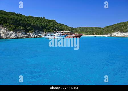 Schöner Strand mit Meer und klarem Wasser. Die griechische Insel Antipaxos. Konzept für Reisen und Sommerurlaub. Stockfoto