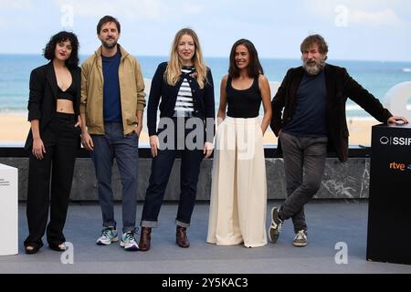 Donostia-San Sebastian, Baskenland, Spanien. September 2024. Filmfestival. SSIFF 72. Marina Guerola (Schauspielerin), Julian Lopez (Schauspieler), Pilar Palomero (Regisseur), Patricia Lopez Arnaiz (Schauspielerin) und Antonio de La Torre (Schauspieler) auf der Terrasse des Kursaals beim Fotoaufruf für den spanischen Film „Los destellos/Glimmers“, Teil der offiziellen Auswahl der 72. Ausgabe des San Sebastián International Film Festival Zinemaldia, am 22. September 2024 in Donostia-San Sebastian. Quelle : Iñigo Alzugaray/Cordon Press Credit: CORDON PRESS/Alamy Live News Stockfoto
