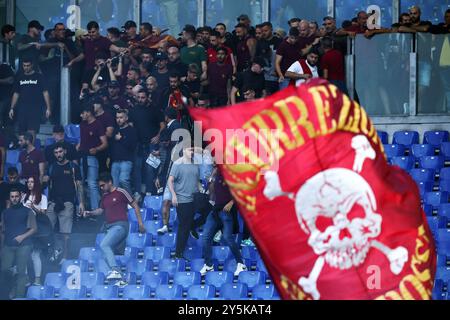 Rom, Italien. September 2024. Roma-Fans treten am 30. Der ersten Halbzeit ein, um gegen den Verein während des italienischen Meisterschaftsspiels Serie A zwischen AS Roma und Udinese Calcio am 22. September 2024 im Stadio Olimpico in Rom, Italien, zu protestieren. Quelle: Federico Proietti / Alamy Live News Stockfoto