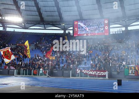 Rom, Italien. September 2024. Roma-Fans treten am 30. Der ersten Halbzeit ein, um gegen den Verein während des italienischen Meisterschaftsspiels Serie A zwischen AS Roma und Udinese Calcio am 22. September 2024 im Stadio Olimpico in Rom, Italien, zu protestieren. Quelle: Federico Proietti / Alamy Live News Stockfoto