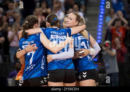 Stuttgart, Deutschland. September 2024. Kelsey Veltmann (Allianz MTV Stuttgart, #14) freut sich mit Team, Teamspirit/GER, Allianz MTV Stuttgart vs. SSC Palmberg Schwerin, Sparda-Bank Supercup 2024, VBL, Spielzeit 2024/2025, 22.09.2024 Foto: Eibner/Sandy Dinkelacker Credit: dpa/Alamy Live News Stockfoto