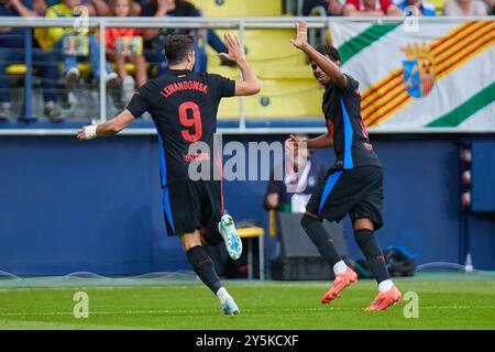 Villarreal, Spanien. September 2024. VILLARREAL, SPANIEN - 22. SEPTEMBER: Robert Lewandowski Mittelstürmer des FC Barcelona feiert, nachdem er am 22. September 2024 im Estadio de La Ceramica in Villarreal, Spanien, das erste Tor seines Teams mit Lamine Yamal Right Winger des FC Barcelona erzielt hat. (Foto von Jose Torres/Photo Players Images/Magara Press) Credit: Magara Press SL/Alamy Live News Stockfoto