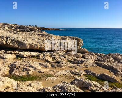 Felsige Küste in der Nähe von Kap Greco in Ayia Napa, Zypern. National Forest Park Stockfoto