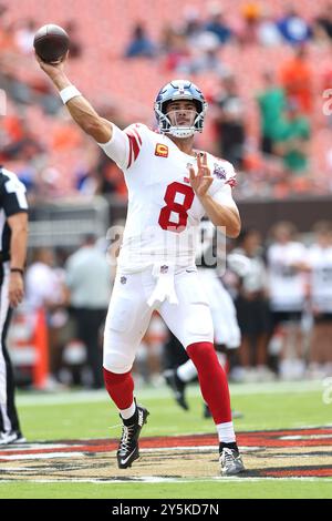 Cleveland, Usa. September 2024. Der New York Giants Quarterback Daniel Jones wirft vor dem Spiel der Giants gegen die Cleveland Browns im Huntington Bank Field in Cleveland, Ohio am Sonntag, den 22. September 2024. Foto: Aaron Josefczyk/UPI Credit: UPI/Alamy Live News Stockfoto