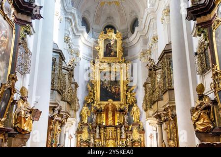 Vergoldeter Altar mit Peter Paul Rubens gemalt „das Martyrium des Heiligen Thomas“, Barockstil St. Thomas Kirche, Prag, Tschechische Republik Stockfoto