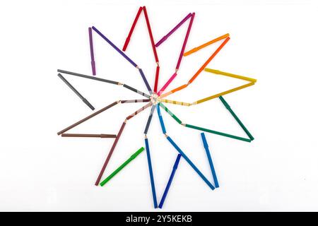 Farbige Filzstifte und farbige Bleistifte. Mehrfarbige Filzstifte isoliert auf weißem Hintergrund. Stockfoto