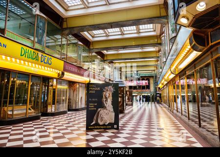 Geschäfte in der Lucerna Passage im Jugendstil, Prag, Tschechische Republik Stockfoto