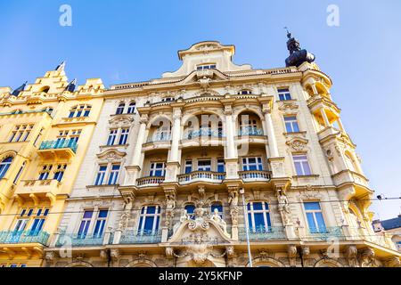 Fassaden von kunstvollen Jugendstilgebäuden entlang Masarykovo nábřeží, Prag, Tschechische Republik Stockfoto