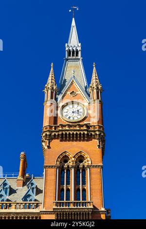 Äußere des Uhrenturms des viktorianischen St. Pancras Renaissance Hotel London aus dem 19. Jahrhundert Stockfoto