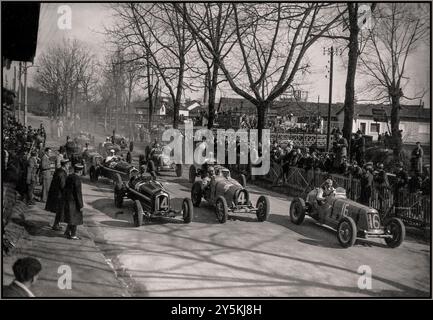 Jahrgangsbeginn des Grand Prix de Pau 1935, Frankreich. Der Grand Prix de Pau 1935, der am 24. März 1935 stattfand, war ein bedeutendes Rennen, an dem einige der besten Fahrer dieser Zeit teilnahmen, darunter René Dreyfus und Tazio Nuvolari. Rechts, Auto Nr. 16 P Etancelin in Maserati 8CM, nicht fertig, Auto Nr. 14 ist Tazio Nuvolari (SIEGER) in Alfa Romeo P3, Auto Nr. 4 Marcel Lehoux in Bugatti T51, nicht fertig. 1935 Stockfoto