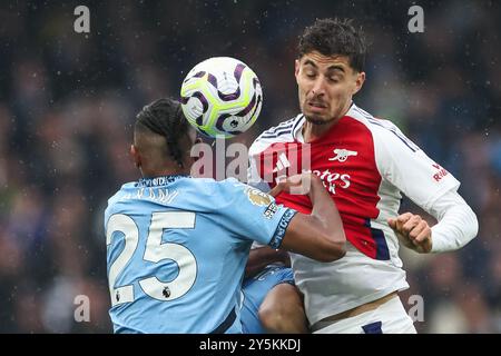 Kai Havertz von Arsenal und Manuel Akanji von Manchester City kämpfen um den Ball während des Premier League-Spiels Manchester City gegen Arsenal im Etihad Stadium, Manchester, Vereinigtes Königreich, 22. September 2024 (Foto: Mark Cosgrove/News Images) in, am 22. September 2024. (Foto: Mark Cosgrove/News Images/SIPA USA) Credit: SIPA USA/Alamy Live News Stockfoto