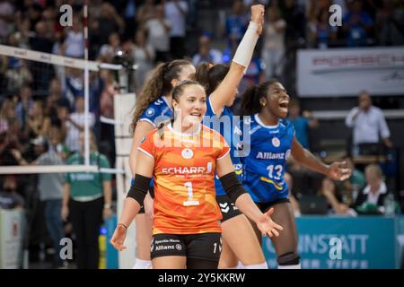 Stuttgart, Deutschland. September 2024. Roosa Koskelo (Allianz MTV Stuttgart, #01) - Jubel, Freude nach Sieg im dritten Satz/DE, Allianz MTV Stuttgart vs. SSC Palmberg Schwerin, Sparda-Bank Supercup 2024, VBL, Spielzeit 2024/2025, 22.09.2024 Foto: Eibner/Sandy Dinkelacker Credit: dpa/Alamy Live News Stockfoto