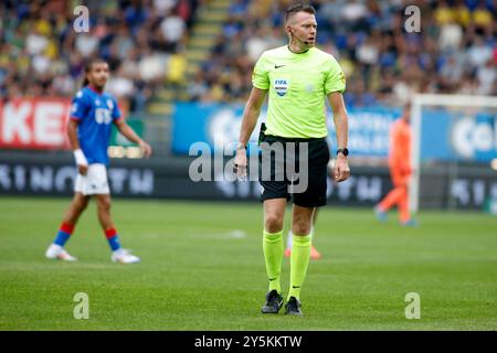 SITTARD, NIEDERLANDE - 22. SEPTEMBER: Schiedsrichter Allard Lindhout sieht beim niederländischen Eredivisie-Spiel zwischen Fortuna Sittard und PSV Eindhoven im Fortuna Sittard Stadion am 22. September 2024 in Sittard, Niederlande. (Foto von Orange Pictures/Orange Pictures) Stockfoto