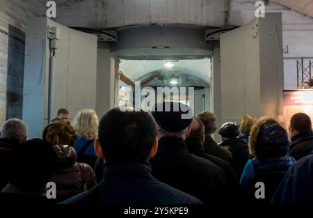 Balaklava, Krim - 14. November 2015: Menschen stehen am Drucktor eines unterirdischen Luftschutzbunker Stockfoto